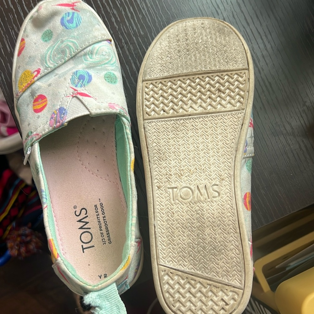 Toms planets size 2 flaw on back tag (shown in photos)
